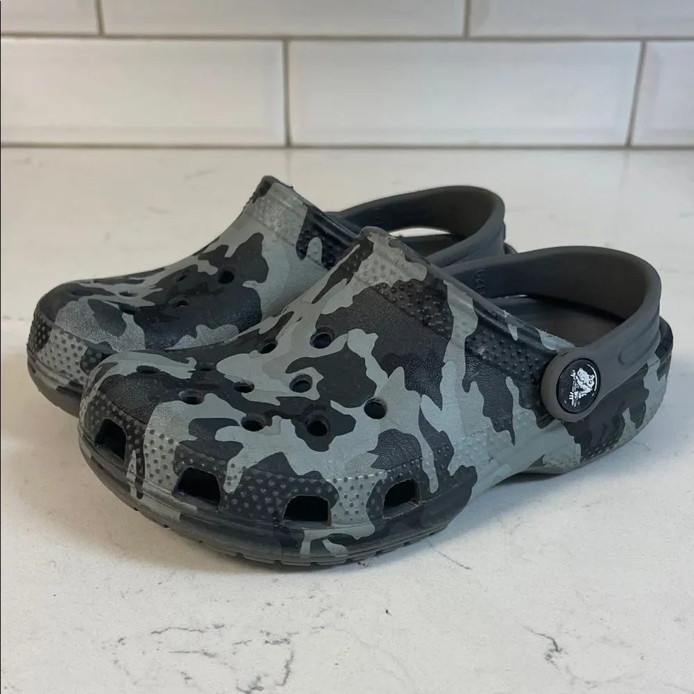 CROCS Kids Clog in Gray & Black Camo Size 11 Big Toddler
